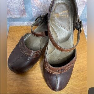 DANSKO
Womens Nubuck Maryjane Clogs w/Buckle Ankle Strap. Leather uppers.